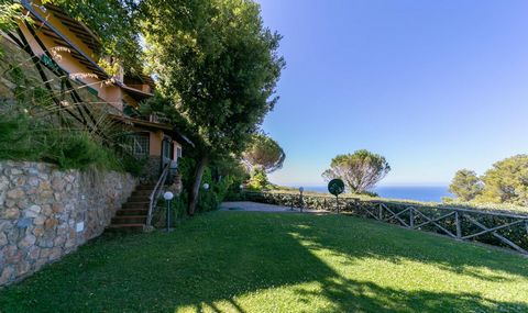 Porto Santo Stefano. Cala Piccola. Gedeelte van een villa met een prachtig uitzicht op zee. We bevinden ons in een schilderachtige hoek van een van de meest gerenommeerde gebieden van Monte Argentario, in het groenste en meest gereserveerde gebied va...