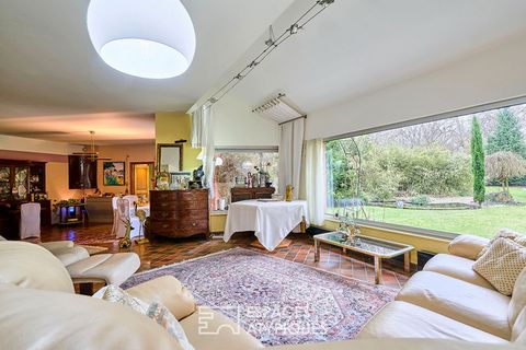 This magnificent house in a residential area built in 1982 and designed by the architect BELIN, stands in the middle of its green setting on a wooded plot of 8965 m2. Located in the heart of a #enchanteur setting in the city of #Avion out of sight an...