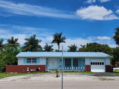 Beautiful Home, Great Location, no HOA, Zoned Residential/Commercial!! This home can be used as a primary home, vacation rental or for a business. Located off McGregor Blvd, 15 minutes from Sanibel Island, Fort Myers Beach, and Downtown Fort Myers. T...