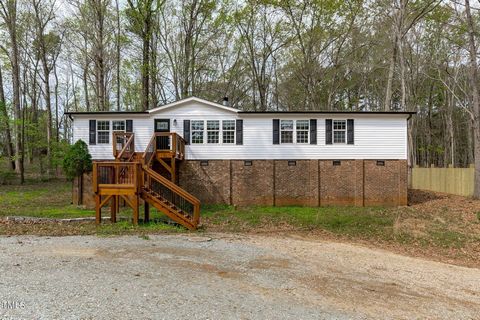 This recently remodeled 3 bedroom/2 bathroom manufactured home offers new 2022 roof and one year old heat pump. One level living in the heart of Holly Springs nestled amongst a tranquil, woodland setting! Sitting on over a half-acre, this elevated fr...