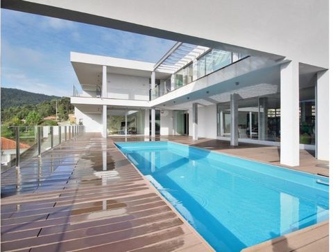 Discover this new contemporary house with an area of approximately 730 m2, located on a spacious plot of 1504 m2 in Viana do Castelo. Offering a modern design and quality amenities, this property is ideal for those seeking comfort and luxury. Key fea...