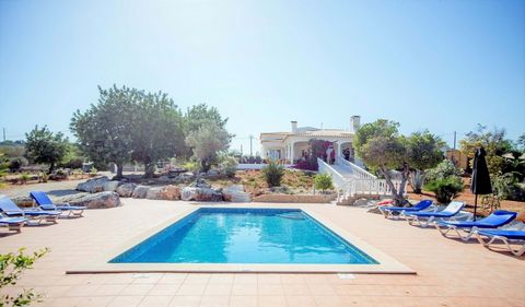 If you are looking to relocate to the Algarve and are considering a property with a home and potential for income, this magnificent villa with a splendid swimming pool and three holiday lodges with a host of additional facilities could be the perfect...