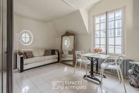 It is in a sixteenth century mansion, classified as a historical monument for its façade, that nestles on the third and last floor an apartment of 45.8 m2 (Carrez) 47m2 of living space in the heart of the 