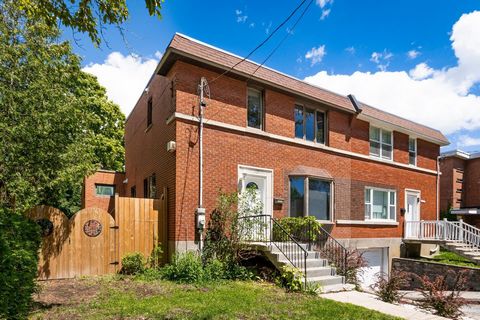 Exceptional renovated house 100 meters from Confederation Park with nearly 2500 square feet of living space including the basement. With its large solarium and its large landscaped courtyard, the property offers five bedrooms, lots of space, a garage...