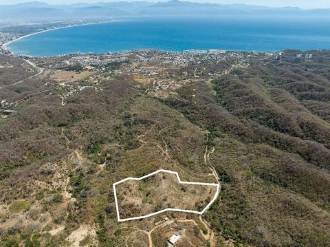 Welcome to 3.5 hectares of pure magic. This land, brimming with endless possibilities, is located on a natural lookout, strategically positioned to offer an unparalleled view of the majestic bay. From the peaks of the mountains merging with the sky t...
