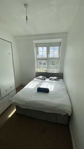 Private room with double bed, lots of shelving and good-sized wardrobe. View to the London eye. 10-min walk to London Bridge (Tube, Trains, etc), and 7-min walk to Borough Station. 15-minute to Tate Museum and SouthBank, as well as Tower Bridge and c...
