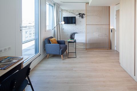 Presentation of the residence : Move in a few clicks into your own 22m2 flat with its 11m2 balcony, kitchenette and private shower room in a high-end coliving residence with services, rooftop (Eiffel Tower view), garden/terrace, gym and parking at th...
