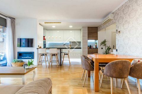 Lucas Fox presenta este acogedor piso en venta situado en la inmejorable zona residencial de Mas Lluí, Sant Feliu de Llobregat. El piso consta de 107 m² construidos, distribuido actualmente en salón–comedor con la cocina abierta y con salida al balcó...