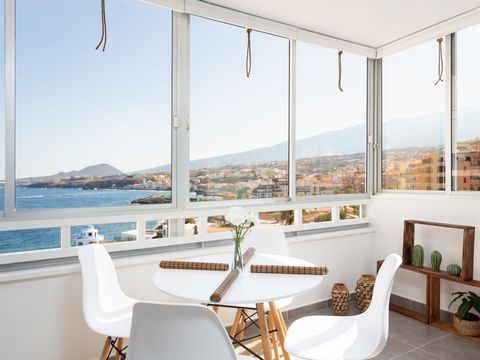 Como un faro, este apartamento se alza en primera línea del mar en el centro de la villa de Candelaria, en la cara sur de la isla de Tenerife. Desde sus amplios ventanales se contempla la grandeza de la isla: a un lado, el amplio océano y, en la leja...