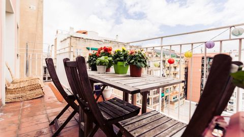 There is a stunning 3-bedroom penthouse apartment for rent located in the Arc de Triomf area. The apartment has a designer-style decor with color-themed rooms, features walls, and unique furniture. The spacious living room opens up onto a terrace wit...