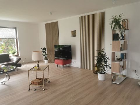 The house with the flat on the ground floor has been completely renovated and refurnished. Access to part of the garden is possible via a 30 m² terrace. The city centre of Garbsen can be reached in a few minutes - the city of Hanover via the B6 in ap...