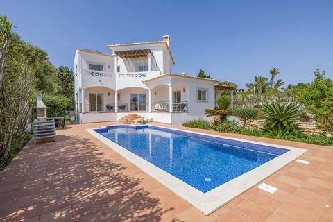 Located in Lagos. Discover the villa of your dreams for sale in Montinhos da Luz. This magnificent villa with 2 floors, 4 bedrooms and 4 bathrooms, with a total area of ​​279.4 square meters, is waiting for you at a price of 825,000.0000 . Built in 2...