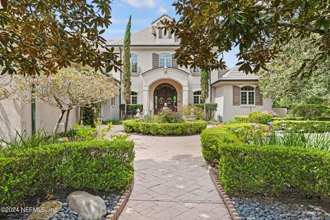 Welkom in dit prachtige Provence Manor-huis, genesteld in het prestigieuze Sawgrass Island in de Players Club-gemeenschap. Met zijn verfijnde ontwerp en ouderwetse charme is deze woning de essentie van luxe leven, waardoor het het perfecte toevluchts...