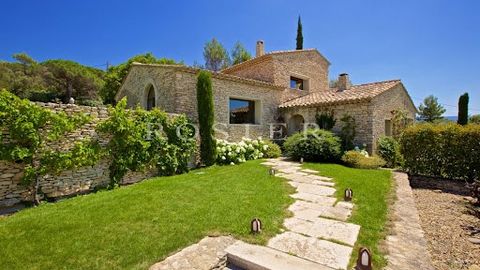 Nestled on a hillside in the heart of the Gordian garrigue, this little gem has been carefully designed inside and out. On the garden level, the main house features an entrance hall opening onto a living kitchen, a dining room and a beautiful lounge-...