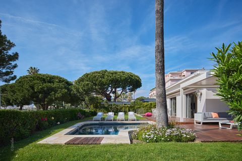 In the world famous coastal town of Cannes: on the highly sought after neighbourhood on the Croisette, facing Port Canto surrounded by greenery, 340 m2 well appointed contemporary property. Accommodation composed of a large living room, a dining room...
