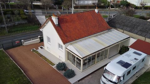 In the centre of St-Aignan, pavilion on the basement side of the street and on one level on the land side, with a large verenda of 25m2 and a covered terrace of 25m2 as well. Composed of a separate kitchen, a dining room, 3 bedrooms and a bathroom wi...