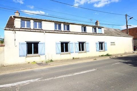 Exclusively 20 minutes from Chartres South, Romuald JAULNEAU ... offers you a stone house of about 122 m² of living space with an adjoining barn of 45 m². This building includes a large fitted kitchen, a living room, 4 bedrooms, one of which is on th...