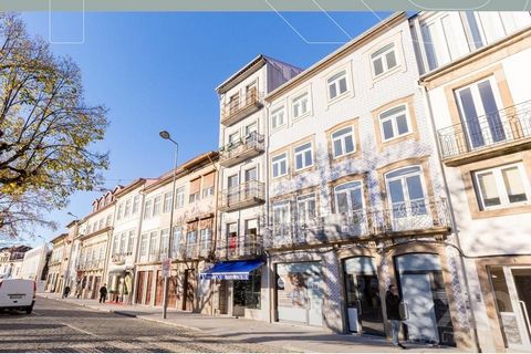 Une grande opportunité pour ceux qui rêvent de vivre ou d’étendre leur entreprise dans le centre historique de la ville de Braga. En mettant l’accent sur l’importance du processus de récupération et de conservation du patrimoine, un bâtiment emblémat...