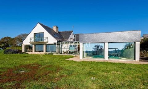 Nestled at the end of a small lane, this 255 m² Guerlesquin stone house, built in 1998, offers breathtaking sea views from its spacious and bright living room. The entrance with closets opening onto the living room also leads to an office space, toil...