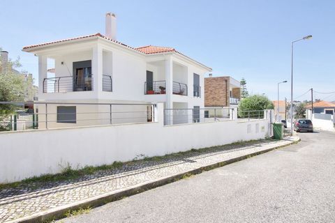 Located in Marisol, parish of Charneca da Caparica, close to transport, shops, schools and Santa Maria park, in a very quiet residential area we find this 5-room villa. With a modern and very well preserved design, it is located on a plot of land wit...