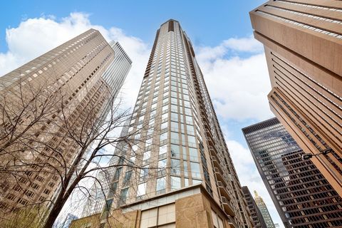Truly gorgeous 2-bedroom/ 2-bathroom condo in the heart of Lakeshore East. Spacious split-bedroom floor plan with hardwood floors throughout, features wraparound, floor-to-ceiling windows that allow for an abundance of natural light and offer you inc...