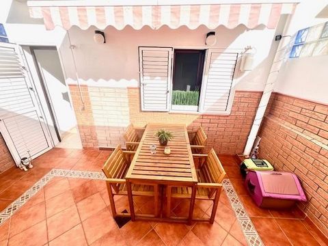 Very bright home, recently renovated with modern finishes, located in Doctoral.~The apartment is located in a small building, with only 6 homes with magnificent views of the sea, a few meters from the new Mercadona, pharmacies, schools, sports hall, ...