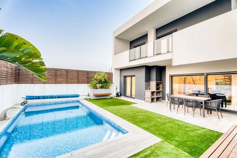 Située dans le prestigieux quartier de Sobreda, cette résidence offre une vie tranquille et privilégiée, avec un accès facile aux superbes plages de la région, à 15 minutes de Lisbonne. Elle présente un design moderne et des finitions de grande quali...