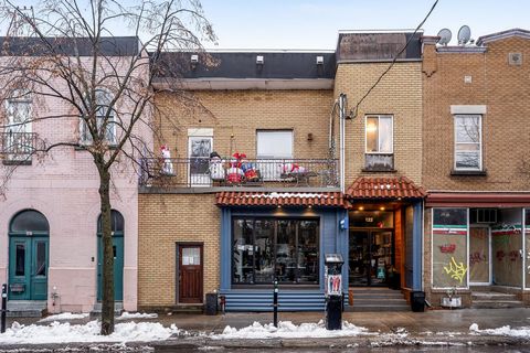 Here's an exceptional investment opportunity: a well-located commercial building offering a spacious residential unit with two large terraces and two garages. Ideal for both commerce and residence, this strategic location promises a thriving commerci...