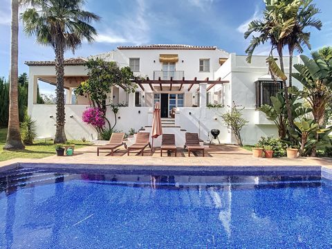 This impressive luxury villa is located in Estepona, Málaga. This villa offers ample spaces and amenities of high quality. It consists of 3 bedrooms and 3 bathrooms, including an en suite bathroom. The modern and elegant design of the villa is comple...