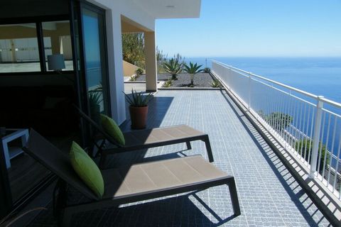 Ruime, gelijkvloerse luxe villa met verwarmd zwembad en adembenemend uitzicht op het dorp Arco da Calheta en de Atlantische Oceaan.