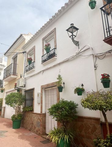 This magnificent house is located in the center of the tourist city of Estepona Costa del Sol, just 4 minutes walk from the beach and surrounded by all kinds of services for your comfort, buses, pharmacies, supermarkets, school. It consists of three ...