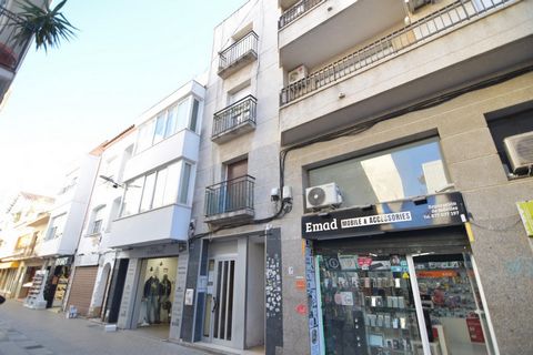 Located on Calle Vilamar de Calafell, this charming apartment is an ideal opportunity for both permanent residence and investment. Located in a quiet pedestrian area and just steps from the beach, it combines coastal serenity with urban convenience. ...