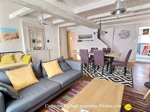 - 17410 SAINT-MARTIN-DE-RE - Apartment T3, 78 m2, 2 bedrooms. Catherine BRILLAUD offers you, this apartment located in the historic center of Saint-Martin-de-Ré, composed on the ground floor of a laundry room, a bicycle storage and a small courtyard....