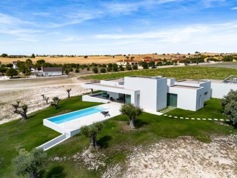 Farm with 11 ha for sale in Santarém. New house, located on the farm's plateau, with excellent construction, materials and equipment. It combines simplicity with refinement, prioritizing comfort and functionality. Description of the house: Large livi...