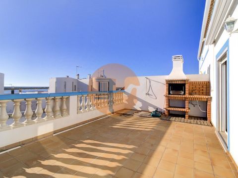 Cabanas de Tavira, second line, beautiful apartment consisting of 3 bedrooms, and terrace with sea views. This duplex apartment is located on the second and top floor of a condominium with 12 apartments, with a swimming pool and garage. Upon entering...