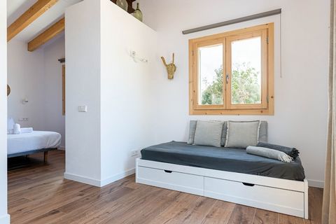 Das Anwesen bietet neben seiner ruhigen Atmosphäre ein komfortables Ferienhaus für zwei Erwachsene. Es verfügt über ein Doppelbett im Schlafzimmer, ein eigenes Badezimmer mit Dusche und ein geräumiges Wohn-Esszimmer mit Sofa. Das Haus ist mit Klimaan...