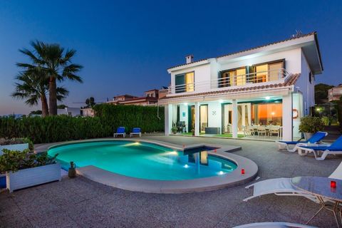 Diese spektakuläre Villa in Badia Gran bietet einen ruhigen Rückzugsort für bis zu 8 Gäste mit atemberaubender Aussicht auf das Mittelmeer. Das Anwesen umfasst einen geräumigen Infinity-Salzpool mit den Maßen 10 x 5 Meter und einer Tiefe von 1 bis 2 ...