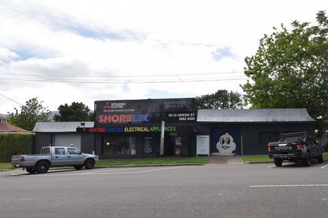 Grijp deze zeldzame kans in het hart van Healesville! Gelegen aan de brede en pittoreske Green Street met extra toegang tot de rijstrook aan de achterzijde en maandelijks verhuurd aan een gevestigd en gerespecteerd bedrijf in Healesville, beschikt di...