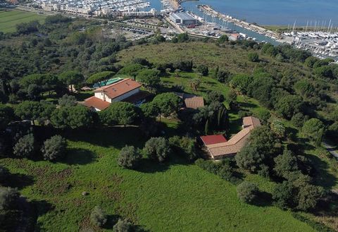 Scarlino (GR), Loc. La Collacchia: Immobilienkomplex bestehend aus zwei Landhäusern, Nebengebäuden, Hof und Schwimmbad, wie folgt zusammengesetzt: A) Landhaus auf drei Ebenen unterteilt in drei Wohnungen und Dachboden von ca. 600 qm unterteilt in: 1)...