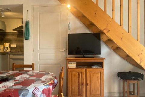 Gelegen in de residentie Le Mas des Vertmarines in Saint Jean de Monts, een huis dat een ideale vakantieomgeving biedt voor maximaal 6 personen. Omgeven door groen en dichtbij het bos, is dit huis perfect voor een gezin of een groep vrienden die op z...