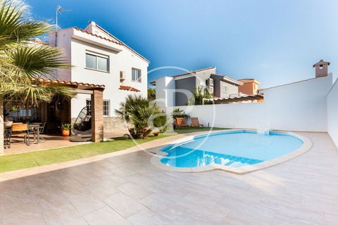 CHALET INDEPENDIENTE EN URB LA REVA aProperties tiene el placer de presentar esta excepcional vivienda de 198 m2 según catastro ubicada en un entorno privilegiado, dentro de uno de los mejores residenciales y equipada con todos los servicios necesari...