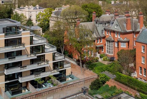 Diese atemberaubende Maisonette-Wohnung im Vicarage Gate House bietet luxuriöses Wohnen in einem der prestigeträchtigsten Viertel Londons, Kensington. Eingebettet in eine ruhige Straße verbindet das Anwesen den historischen Charme perfekt mit der mod...