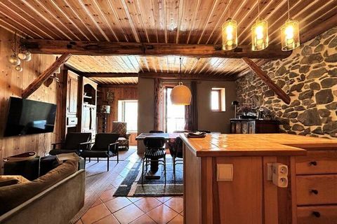 This cozy holiday apartment is situated in the heart of La Salle les Alpes village, offering a comfortable stay for up to four guests. The property features a bedroom with a 180 cm double bed and a second bedroom with two 90 cm single beds placed sid...