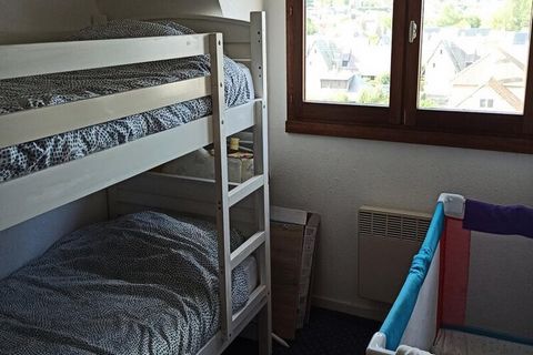 Apartament ten mieści się w ładnej rezydencji, kilka kroków od plaży i centrum handlowego i obejmuje: Wejście, pokój dzienny z rozkładaną sofą dla 2 osób i stołem jadalnym. Aneks kuchenny wyposażony w: górną lodówkę, piekarnik, płytę elektryczną i ku...