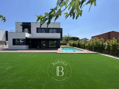 Barnes Maresme präsentiert diese exklusive Immobilie in Sant Andreu de Llavaneres, ein brandneues Einfamilienhaus in der ruhigen Wohngegend von Can Sans. Hervorragende Villa mit 464m2 auf drei Etagen und 700m² Land, zusätzlich zu den 5 Doppelschlafzi...