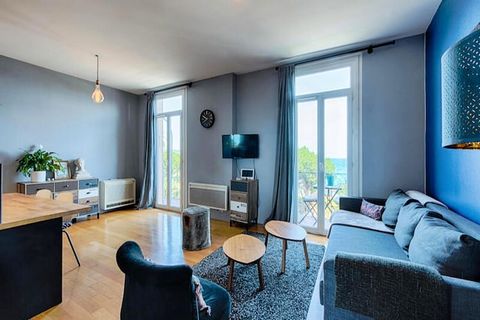 Perché au dernier étage d'un immeuble historique de bord de mer, cet appartement joliment décoré allie charme et confort moderne. L'espace comprend une entrée accueillante, un salon et salle à manger spacieux avec un lit double escamotable pratique, ...