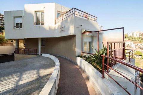 Eingebettet in die friedlichen Hügel von Nizza bietet dieses charmante Apartment einen perfekten Rückzugsort mit einem atemberaubenden Blick von der Terrasse auf die berühmte Bucht der Engel. Dieses komfortable und helle Apartment liegt nur 10 Automi...