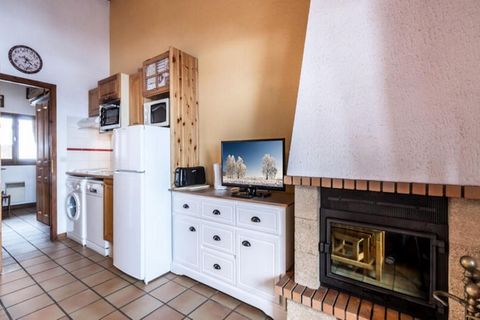 Ce chaleureux appartement de 37 m² est situé au deuxième étage d'une résidence du haut du village, offrant un espace parfait pour accueillir jusqu'à quatre voyageurs. L'appartement comprend une chambre avec un lit double, un coin nuit avec deux lits ...