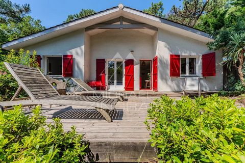 Sublime villa à la Pointe du Cap-Ferret Profitez d'une opportunité rare d'acquérir cette somptueuse propriété de plain-pied, située à l'extrémité de la presqu'île du Cap-Ferret, là où l'Océan Atlantique rencontre majestueusement le Bassin d'Arcachon....