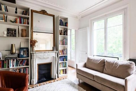 Dit elegante appartement van 72 m², gelegen in het hart van het 7e arrondissement van Parijs, is perfect voor maximaal zes personen. Het bevindt zich op de derde verdieping van een klassiek Haussmann-gebouw en biedt zowel comfort als stijl. De open w...